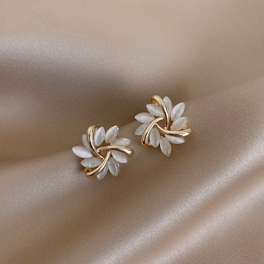 Moira Opal-Blütenblatt-Ohrringe